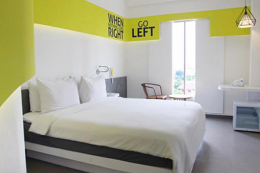 Yello Hotel Jemursari Surabaya Exteriör bild