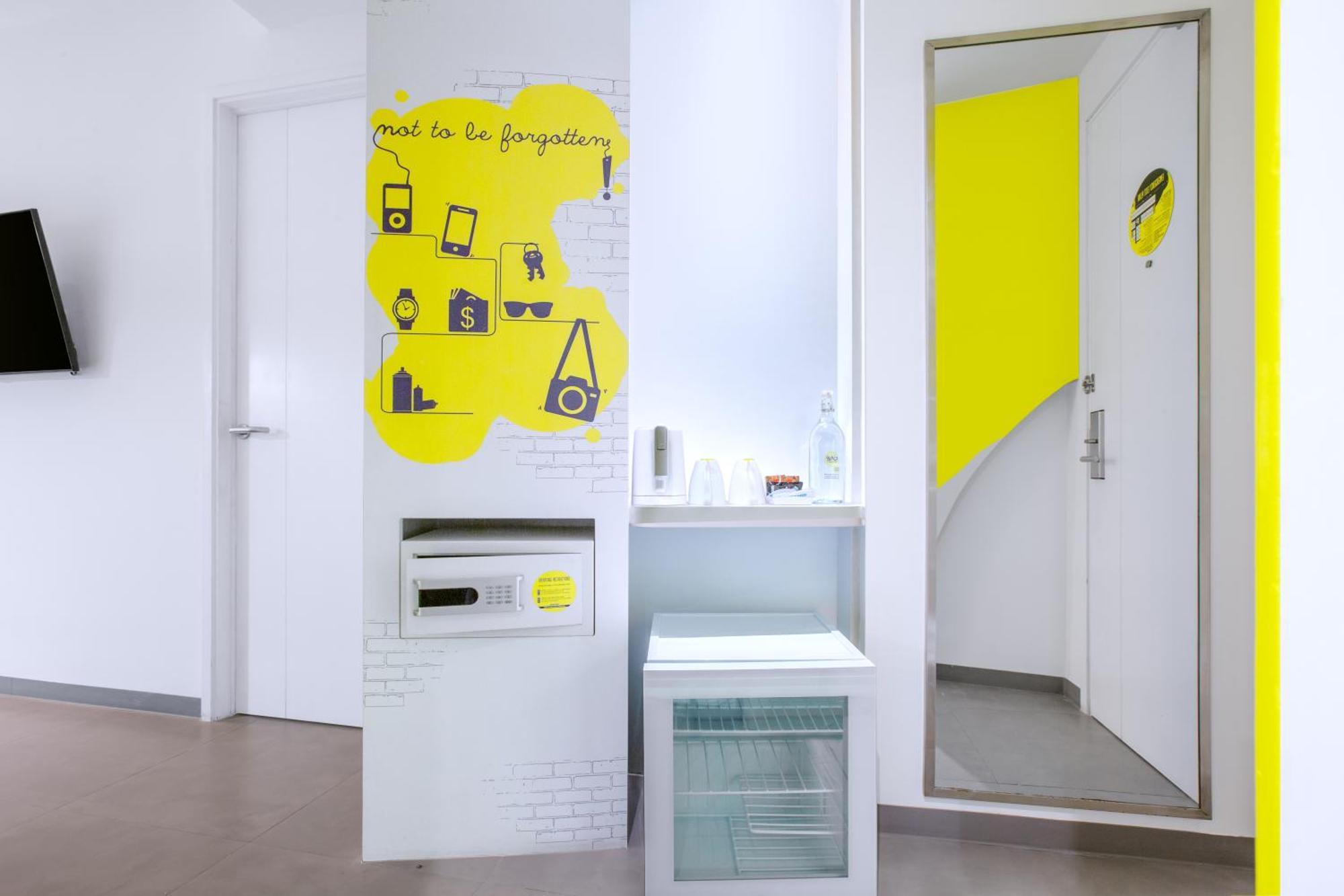 Yello Hotel Jemursari Surabaya Exteriör bild