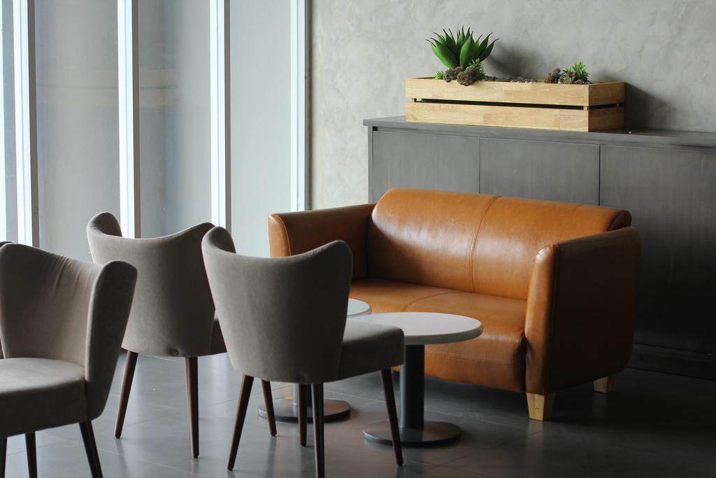Yello Hotel Jemursari Surabaya Exteriör bild