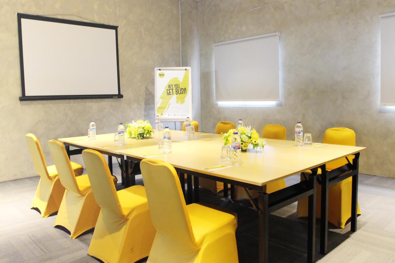 Yello Hotel Jemursari Surabaya Exteriör bild