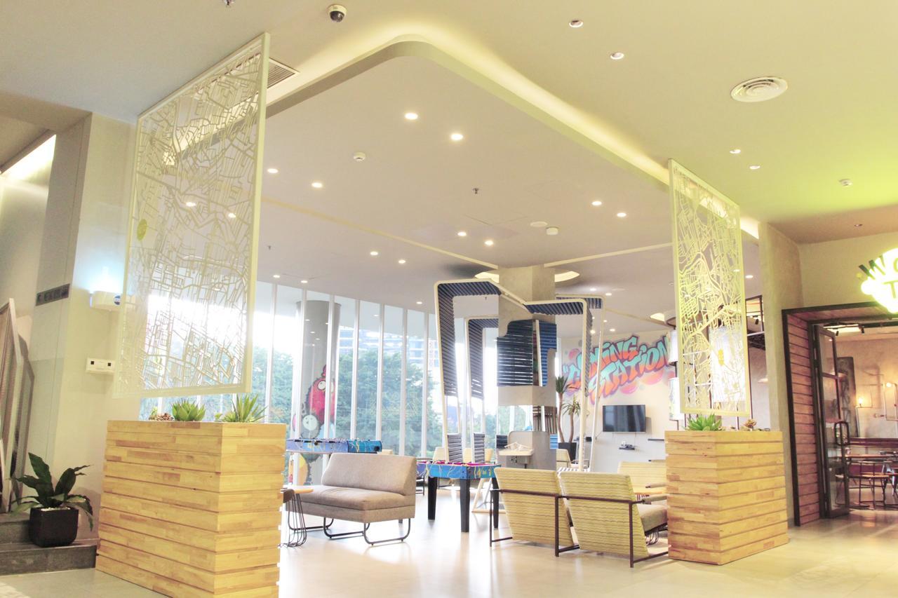 Yello Hotel Jemursari Surabaya Exteriör bild