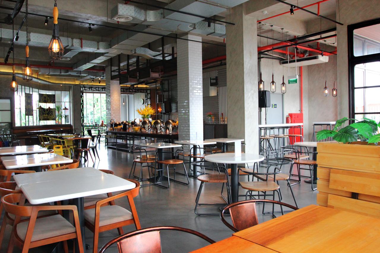 Yello Hotel Jemursari Surabaya Exteriör bild