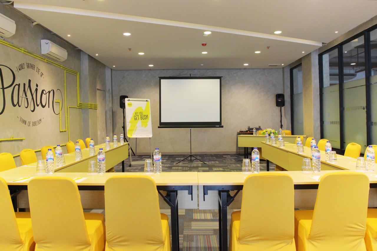 Yello Hotel Jemursari Surabaya Exteriör bild
