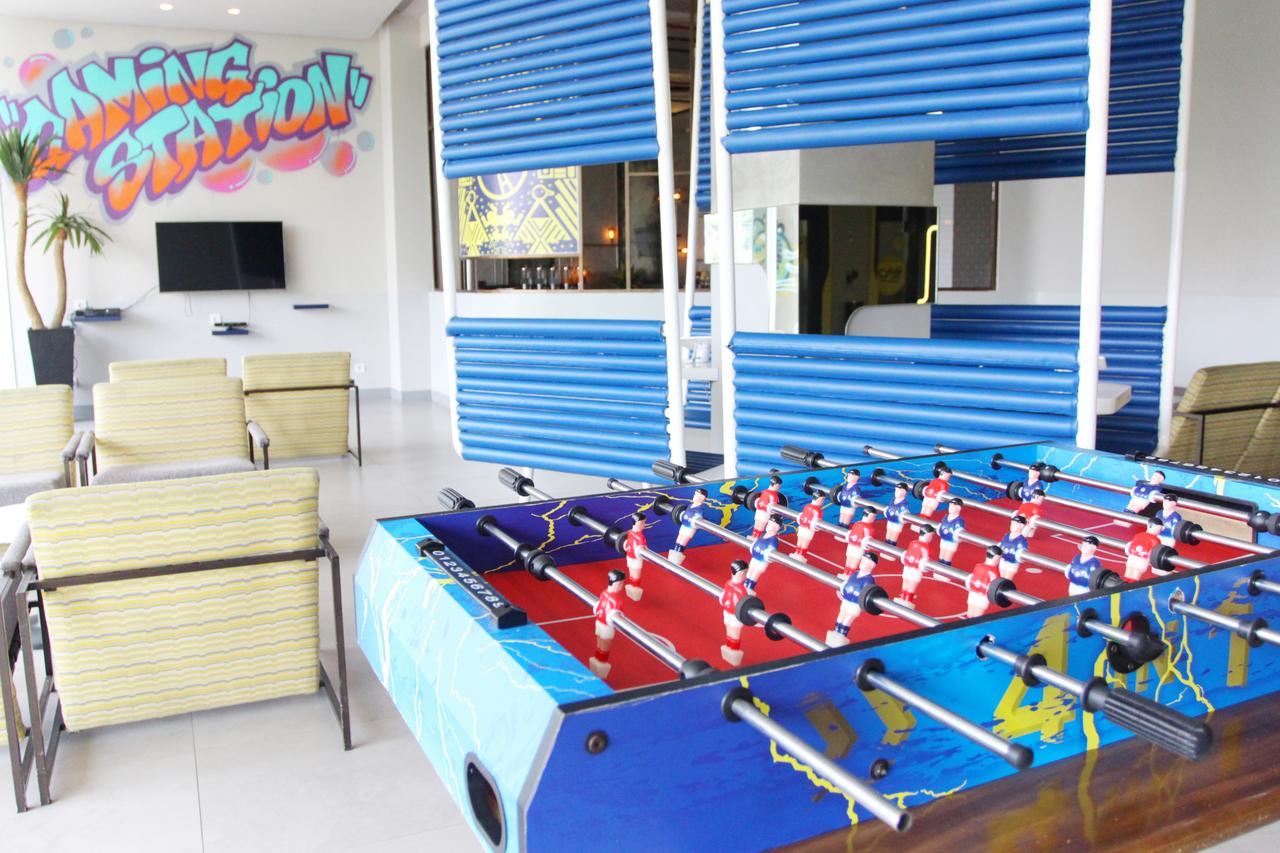 Yello Hotel Jemursari Surabaya Exteriör bild