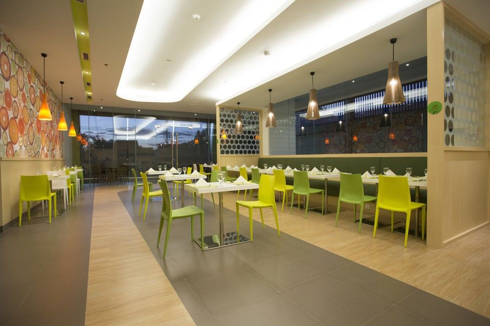 Yello Hotel Jemursari Surabaya Exteriör bild