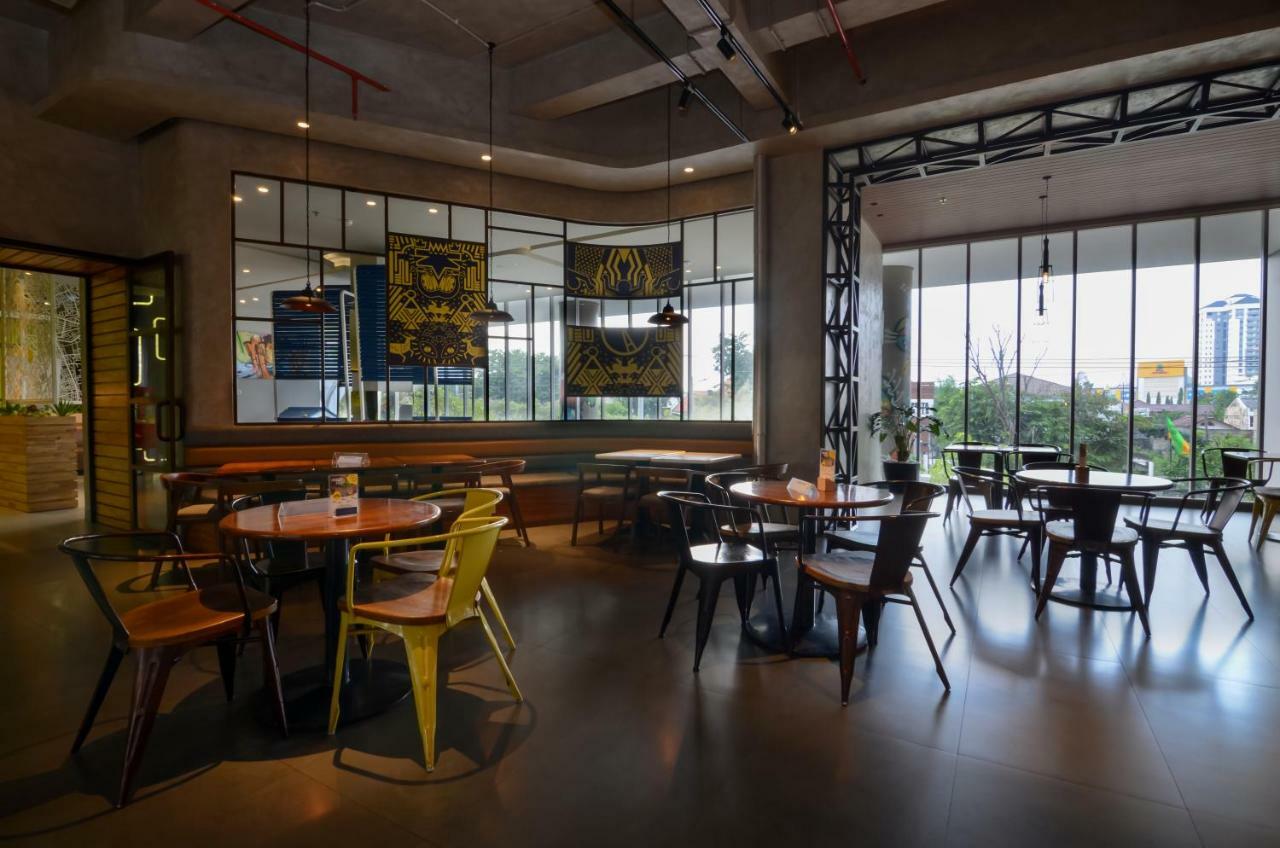 Yello Hotel Jemursari Surabaya Exteriör bild