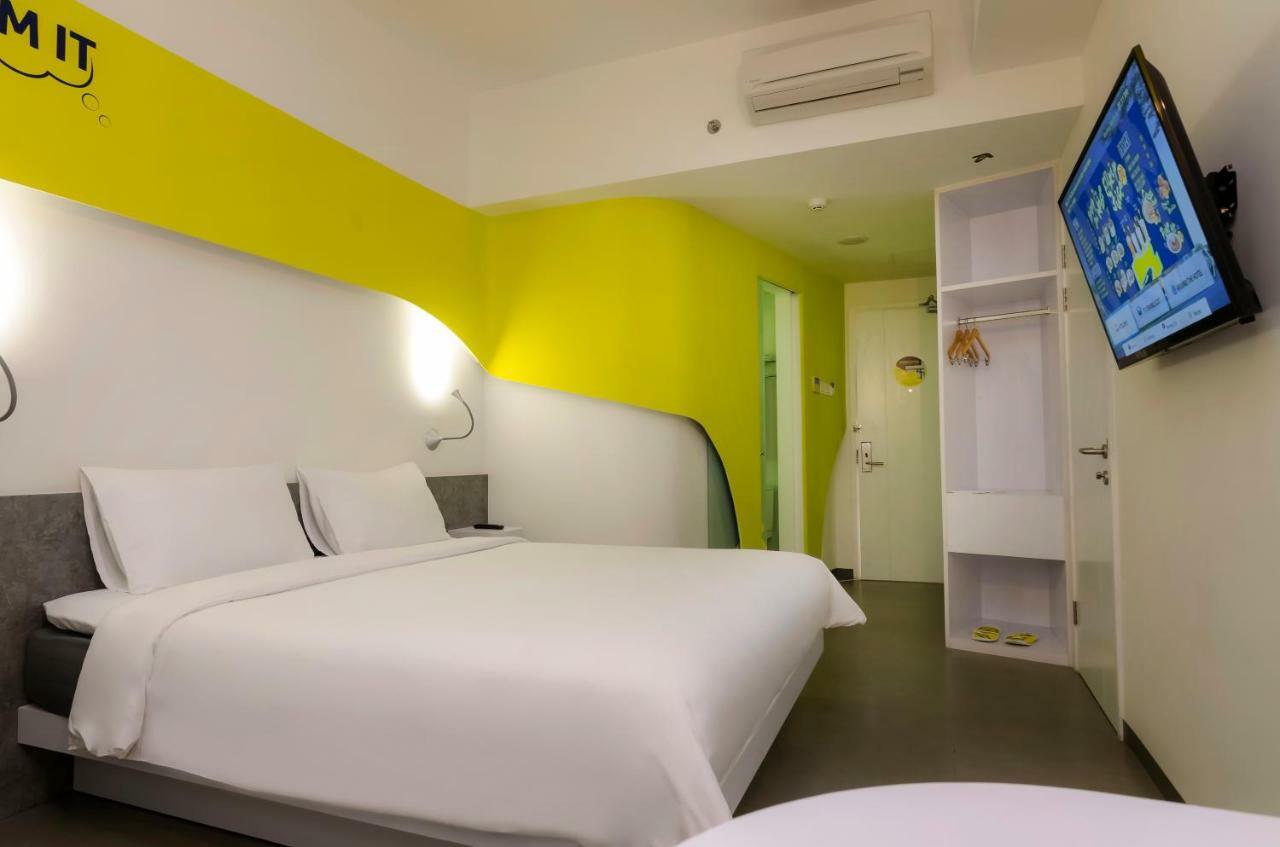 Yello Hotel Jemursari Surabaya Exteriör bild