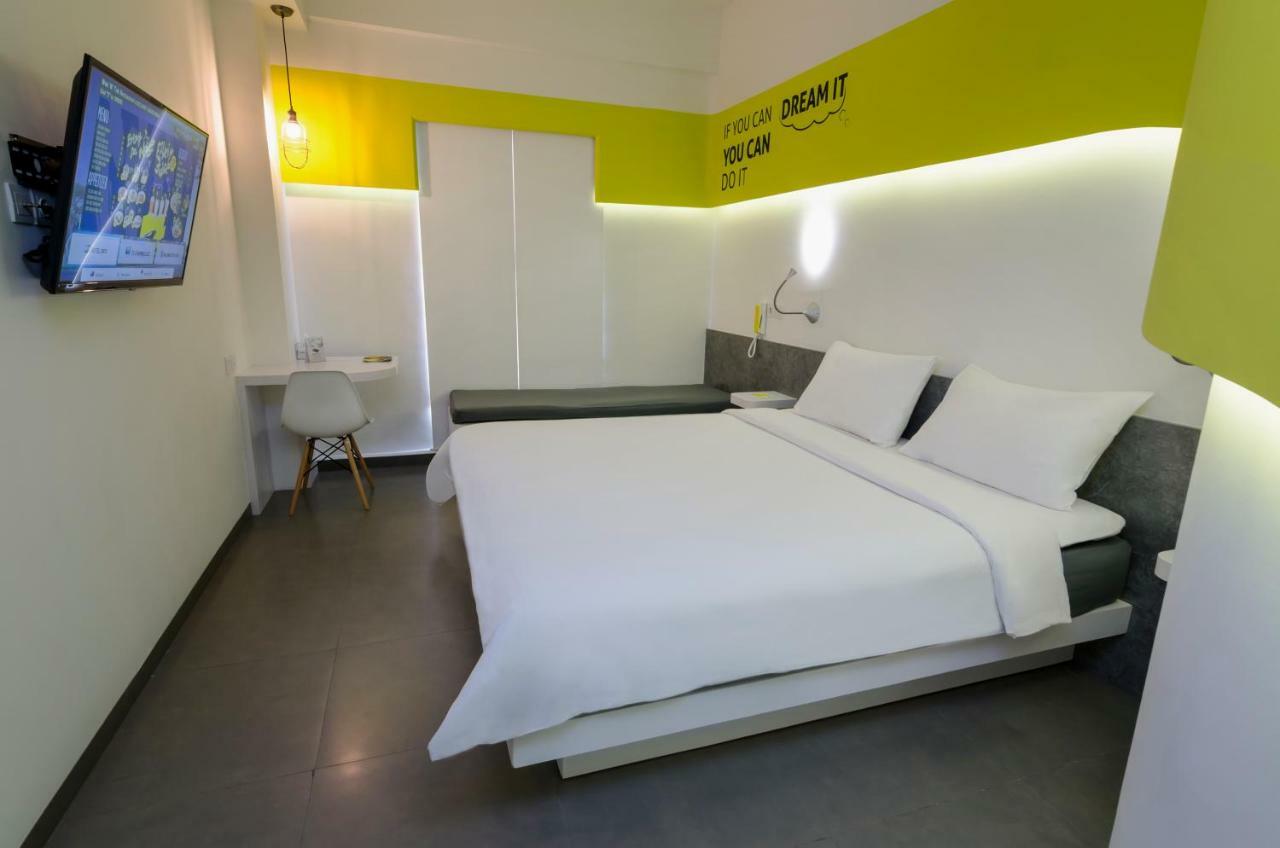 Yello Hotel Jemursari Surabaya Exteriör bild