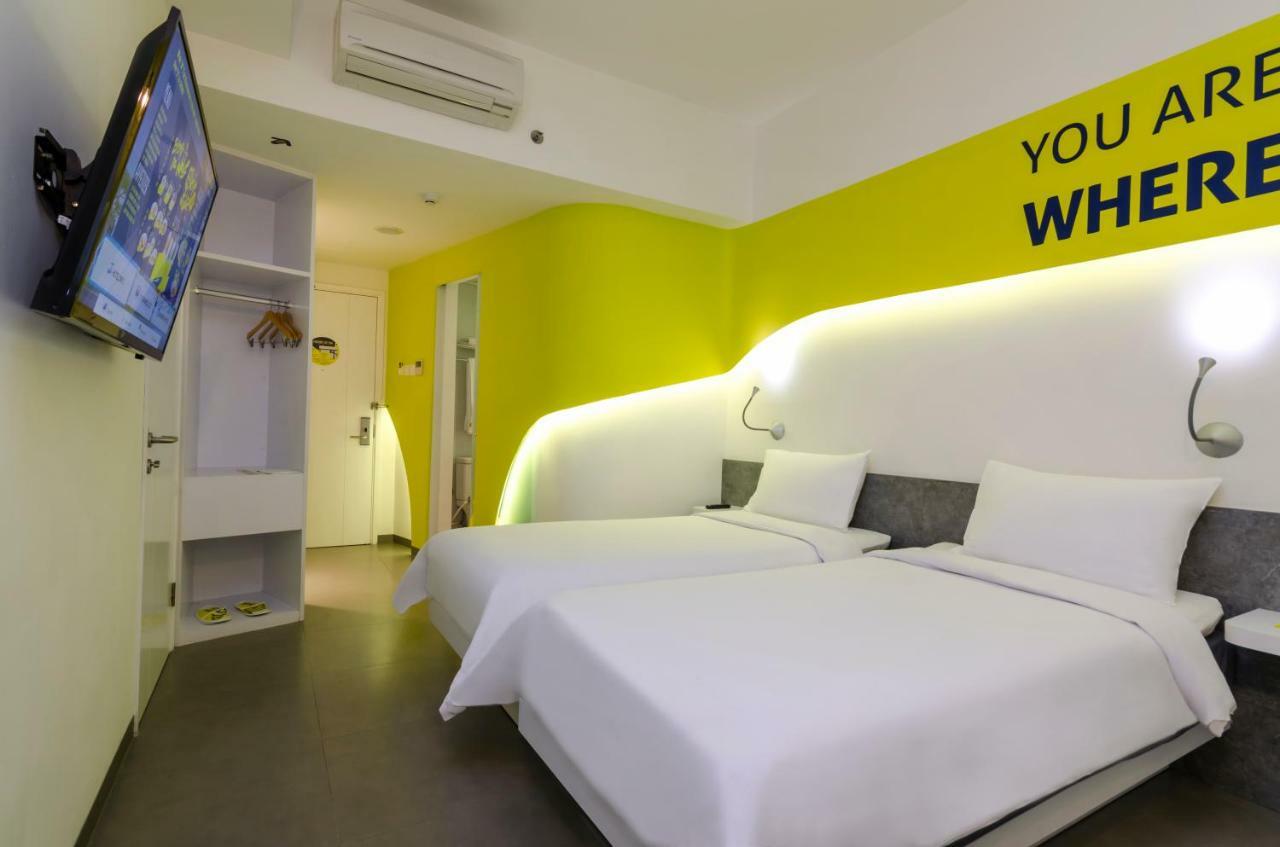 Yello Hotel Jemursari Surabaya Exteriör bild
