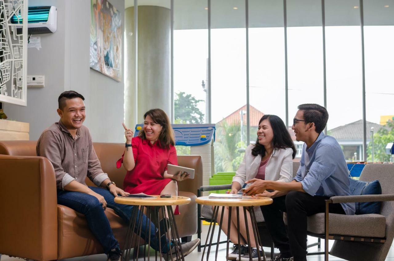 Yello Hotel Jemursari Surabaya Exteriör bild