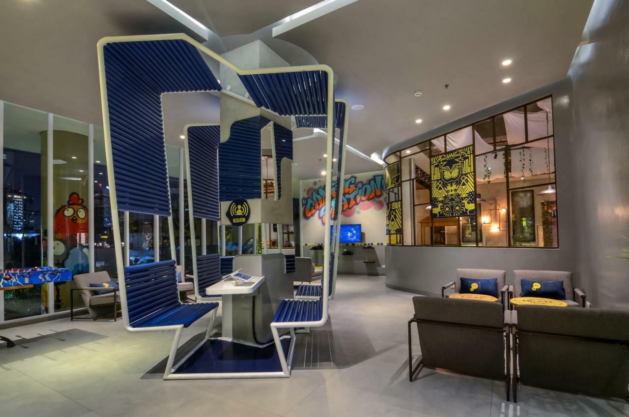 Yello Hotel Jemursari Surabaya Exteriör bild