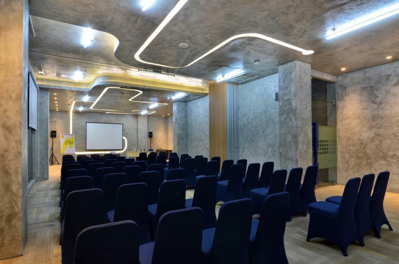 Yello Hotel Jemursari Surabaya Exteriör bild