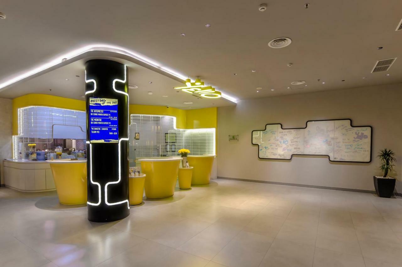 Yello Hotel Jemursari Surabaya Exteriör bild